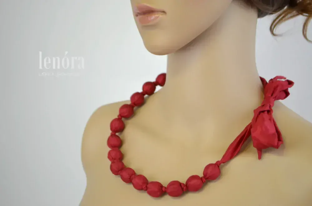 malé hedvábné korálky, červená