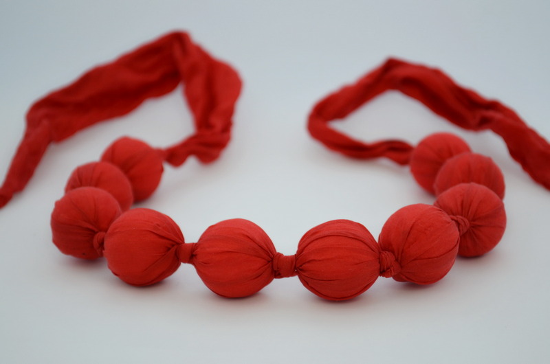 velké hedvábné korále, maková červená