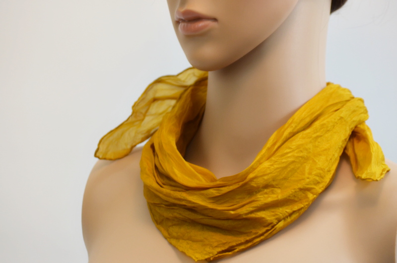 HEDVÁBNÝ SET, HOŘČICOVÁ, šáteček, šňůrový náhrdelník