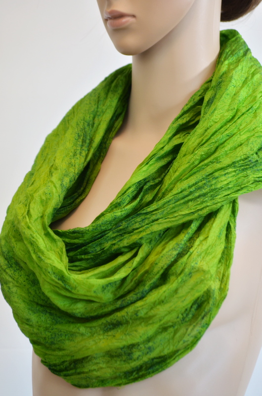 HEDVÁBNÝ SET, JASNĚ ZELENÁ - SMARAGDOVÁ, šálka střední, pružný náhrdelník, kytička