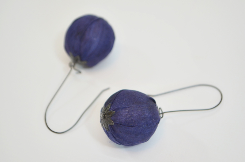 hedvábné náušnice, koule velké, NÁMOŘNICKÁ MODRÁ
