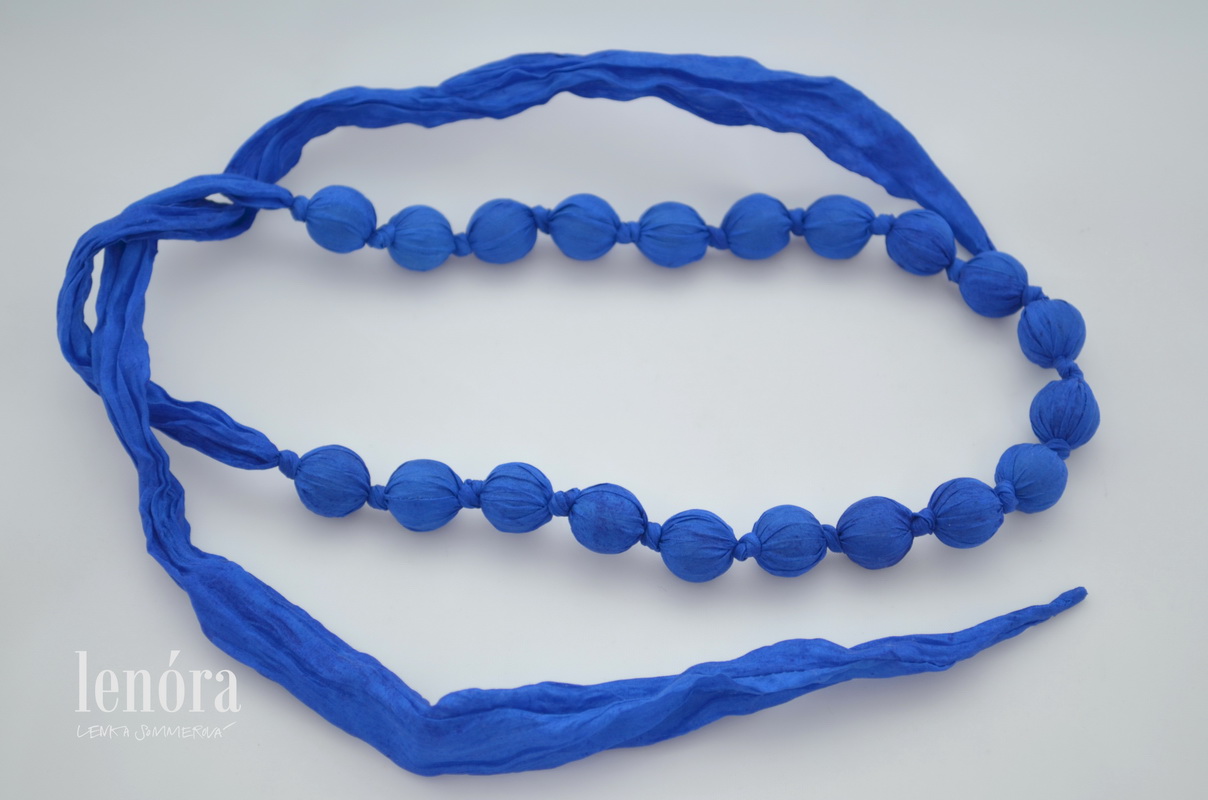 malé hedvábné korálky, královská modř