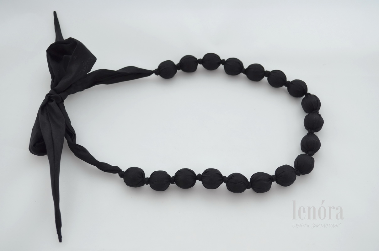 malé hedvábné korálky, černá