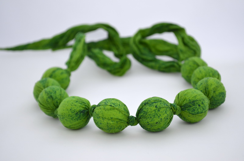 velké hedvábné korále, jarní zelená