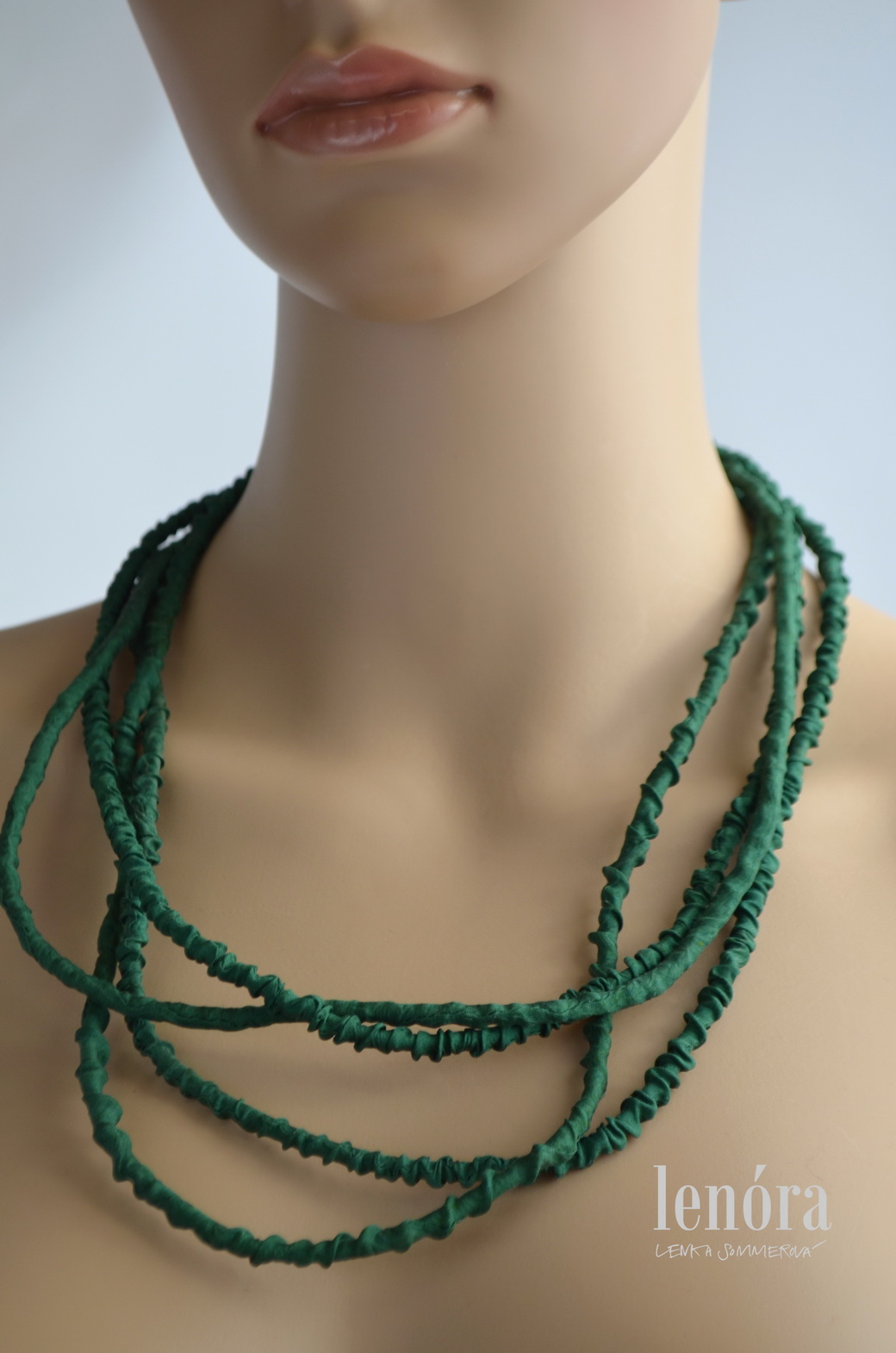 HEDVÁBNÝ SET, JASNĚ ZELENÁ - SMARAGDOVÁ, šálka střední, pružný náhrdelník, kytička