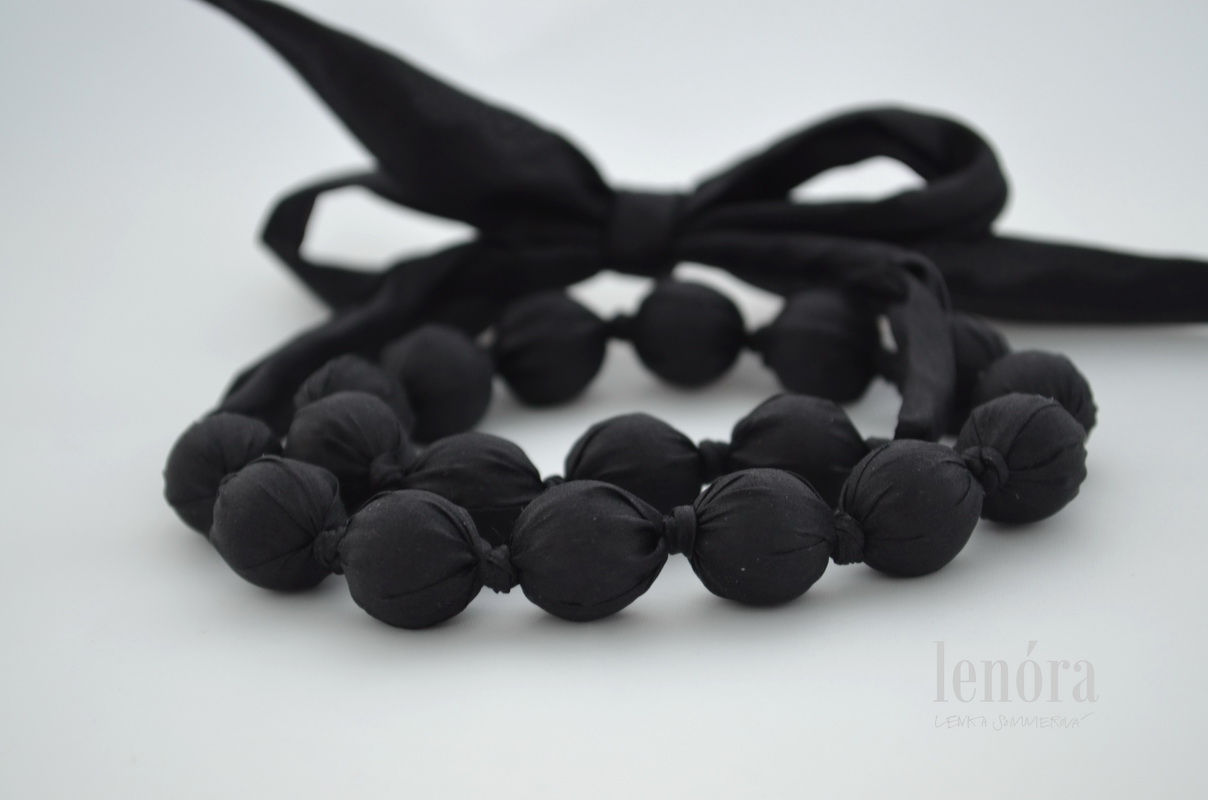 malé hedvábné korálky, černá