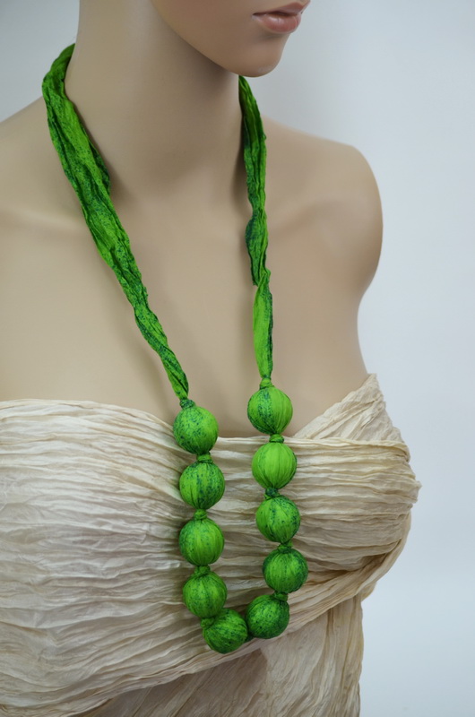 velké hedvábné korále, jarní zelená